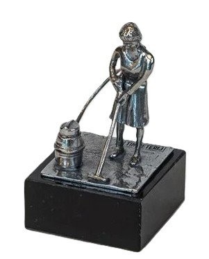 Huishoudster met stofzuiger